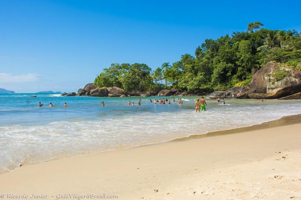 Imagem das pedras e das árvores no canto da Praia do Félix.